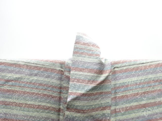  横段に花唐草模様一ツ紋付け下げ小紋着物